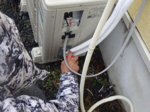 配管接続後は、ガスバルブを開けて、ガス漏れスプレーで漏れがないかの確認を行っていきます。