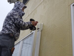 配管の形をしっかりと整えてカバーを取り付けていきます。