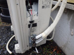 ↓ 下部分も同様にフレア加工を行い接続し、配線を嵌め込んでいきます。