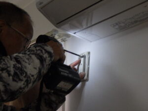 元々ついていたコンセントが200V用のコンセントだったため、100Vのコンセントに付け替えていきます。