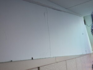 外壁にヒビ割れが入っており、地震や強風などで、既存の外壁材が落ちてきたりするのが、不安で今回外壁補修工事のご依頼をいただきました。