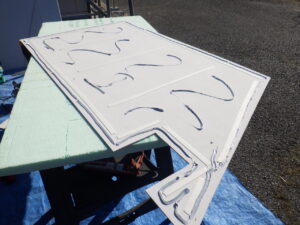 外壁材をカットした後は、強風で外壁材が落ちてきたり、飛ばされないよう、両面テープとボンドを塗布して、施工面に納めていきます。