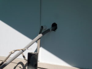 このように配線などが出ている部分は、細かい作業になるので、マルチでカットしていきます。