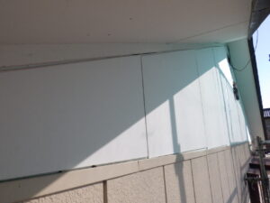 外壁材の仮り付け完了になります。