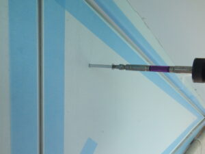 両面テープとボンドだけでは、剥がれてきてしまう可能性がある為、コンクリートビスで外壁材の固定をしていきます。