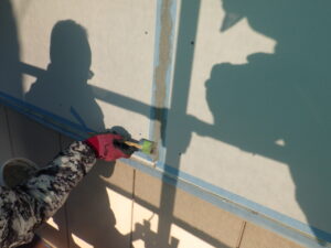 パテ処理を行っている様子になります。 パテ処理を行い、目地部分やビス頭にパテ処理をして段差をなくしていきます。