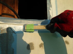 換気口の周りや軒天と外壁材の取り合いの部分には、コーキング充填を行い、ヘラで綺麗に仕上げていきます。