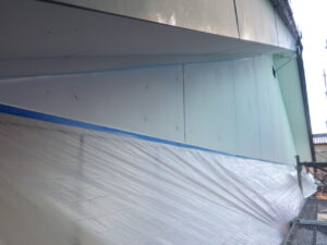 外壁塗装を行うので、外壁と軒天・配線部分などを養生していきます。