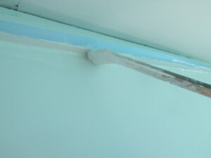 外壁塗装【１回目】になります。 ローラーが入りにくい部分は、先に刷毛でダメ込みを行っていき、塗りやすい平面は、ローラーで塗装をして仕上げていきます。