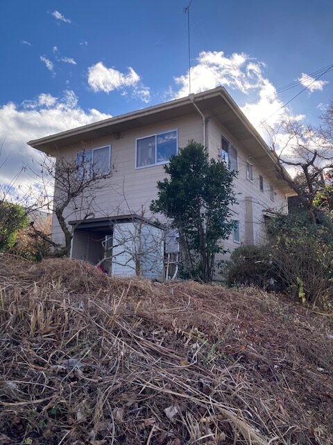 施工前：屋根と外壁の取り合い付近に濡れが出ていた状態