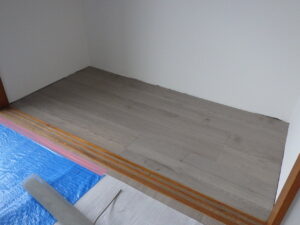 ２階クローゼットの巾木取り付け前になります。