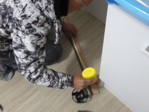 カット後は、巾木の裏に木工用ボンドを塗布し、取り付けを行っていきます。