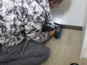 ボンドを塗布しただけでは、剥がれの心配があるので、仕上げにフィニッシュでしっかりと固定していきます。