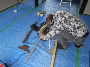 卓上丸のこで巾木を施工面に合うようにカットし、