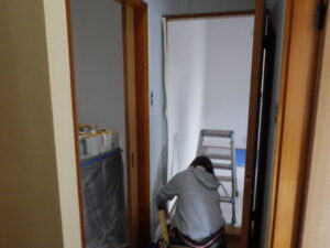 2階のホールから1階にかけてクロス貼り替えを進めて行きます。