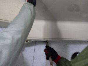 養生をしっかりと行い、ユニットバスの解体を進めて行きます。