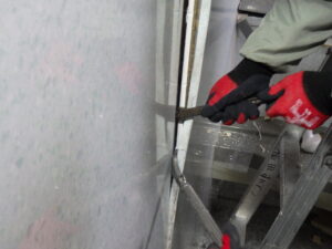 天井の解体が完了したら、次に壁材の解体も進めて行きます。