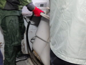 浴槽を取り外している様子になります。