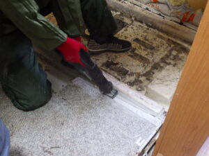 床にレプロソーで切り込みを入れ、解体をしていきます。