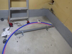 排水の流れを良くする為に、少し傾斜をつけて調整を行っていきます。