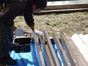 側面は、刷毛で塗装を行っていきます。