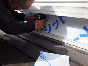 透湿シートをタッカーで張り付けている様子になります。 透湿シートは、外壁側からの雨水は通さずに、室内側から壁体内に入り込んだ湿気【水蒸気】だけを外に逃がす機能を持ったシートになります。