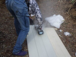 施工面に合うように、サイディングをカットし、施工面に嵌めていき、釘で固定をしていきます。