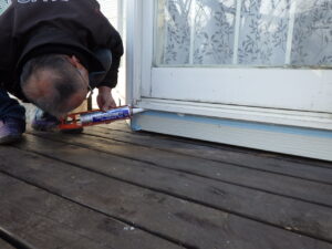 最後に隙間等の部分にコーキング充填を行っていきます。 