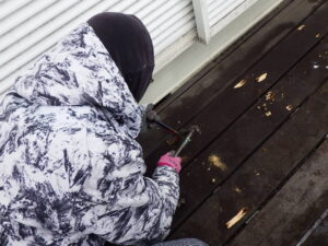 バールや玄翁を使って、ウッドデッキの解体を進めて行きます。