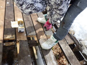 キシラデコールで塗装をした木の部材を取り付けている様子になります。