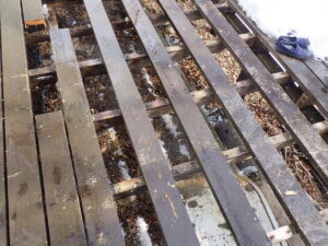 長い部材から床材を解体していき、昨日の作業でキシラデコールで塗装をした長い部材を取り付けていきます。