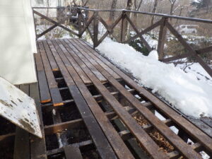 ウッドデッキ床材の交換は、半分取り付けが完了しました。 明日は、もう半分を進めて行く予定です。