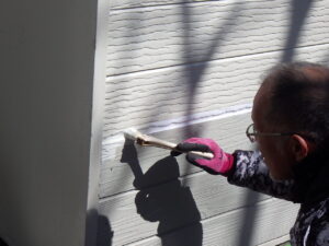 取り付けたサイディングよりも上部分に塗装をしてしまうとムラになる可能性がある為、刷毛で見切りをしていきます。