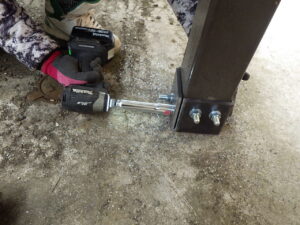 穴開け後は、ボルトとナットで鉄板を固定していきます。