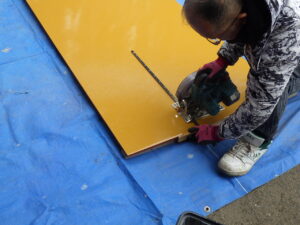 モルタルの納まりを綺麗にする為に、パネコートの加工を行っていきます。