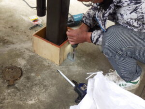 L字金物を取り付けてパネコートBOXを固定していきます。