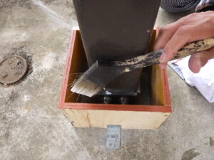 BOXにモルタルを入れるため、内側部分にも専用の接着剤を塗布し、より強度を高めていきます。