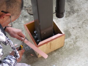 モルタルを入れる前にコーナーガードを型枠に合わせて、あらかじめカットをしておきます。