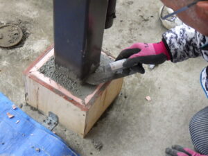 先程、カットをしたコーナーガードを打設したモルタルに入れ込み、固まった際に、角を出さずに安全になるようにしていきます。