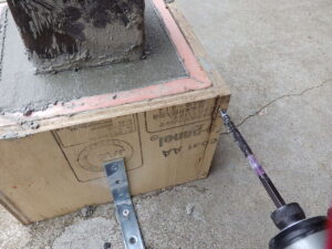 モルタルがしっかりと乾ききっていることを確認し、パネコートBOXを取り外していきます。