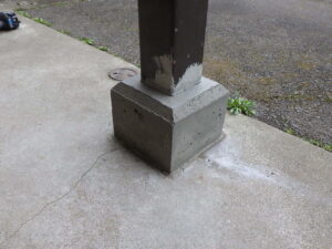 BOXを取り外した後は、柱にモルタルが付いてしまっているので、ウエスなどで掃除をしていきます。