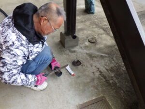 竪樋の取り付け作業に移ります。 指定の寸法にカットしている様子になります。