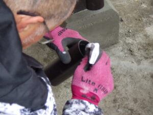 カット後は、専用接着材を塗布し、既存の竪樋に繋げていきます。