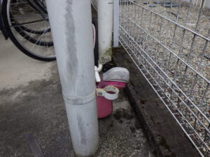 アパートの駐輪場の竪樋は、経年劣化などでカビが生えていたり、割れてしまっていた為、今回交換して