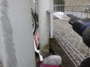 カビが生えてダメになってしまっている部分をパイプソーでカットしていきます。