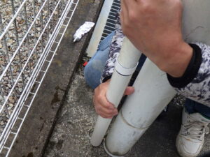 繋げている様子になります。 嵌め込みをきちんとしていないと外れてしまう可能性があるため、しっかりと押し込んでいきます。