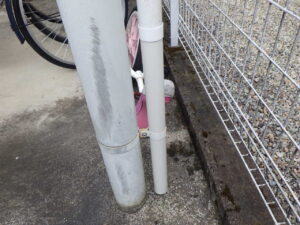 最後にでんでんを取り付けて固定をし、竪樋の取り付け作業完了になります。