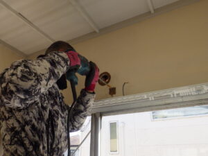 電線が通せるぐらいの穴を開けている様子になります。