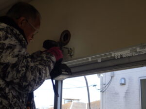 配線を通し、コンセントに取り付けていきます。