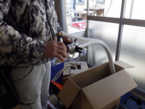 フレア加工をしている様子になります。加工前にナットを銅管に通してから加工をしていきます。 フレア加工は、配管の接続部分の気密性を確保するのに、行う工程の一つになります。フレア加工の精度が良くないと、ガス漏れの原因になったりします。